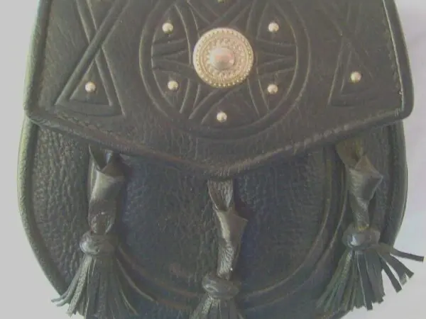 Decorative sporran with metal button