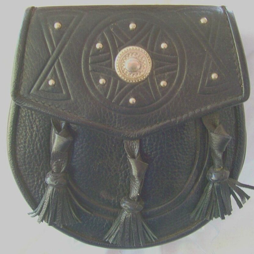 Decorative sporran with metal button
