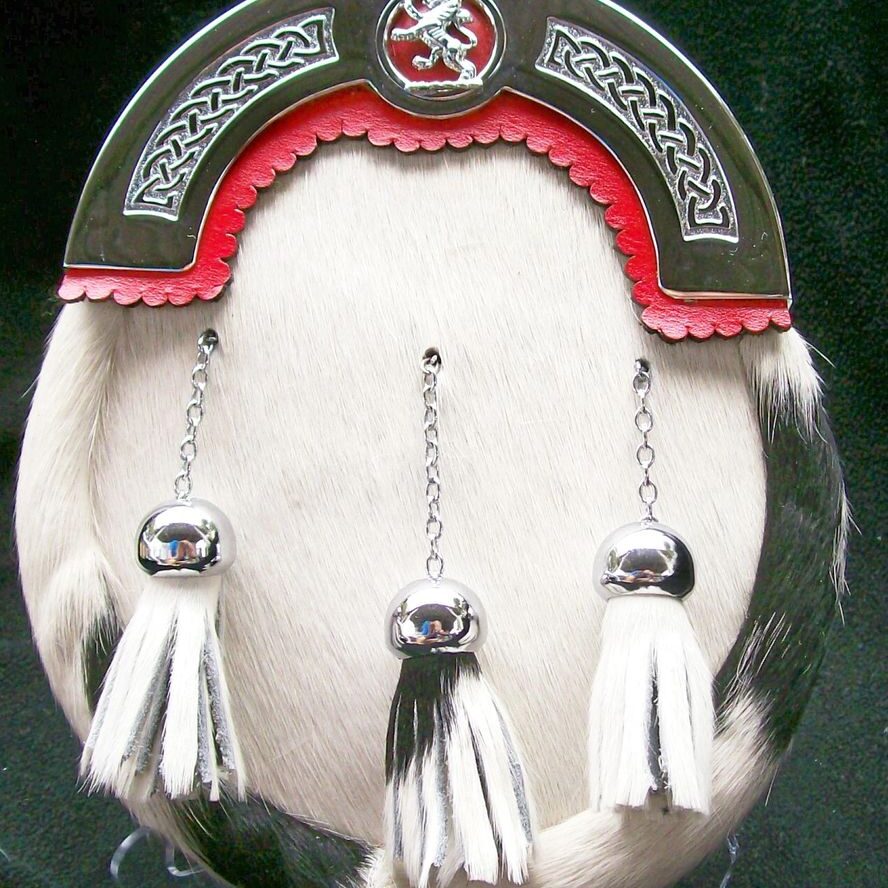Traditional sporran with decorative tassels