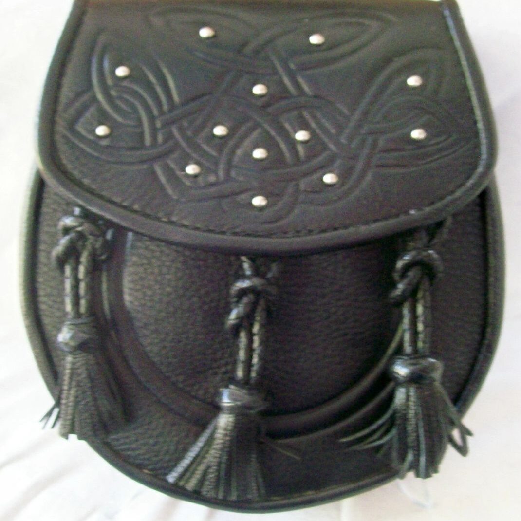 Black leather sporran with tassels