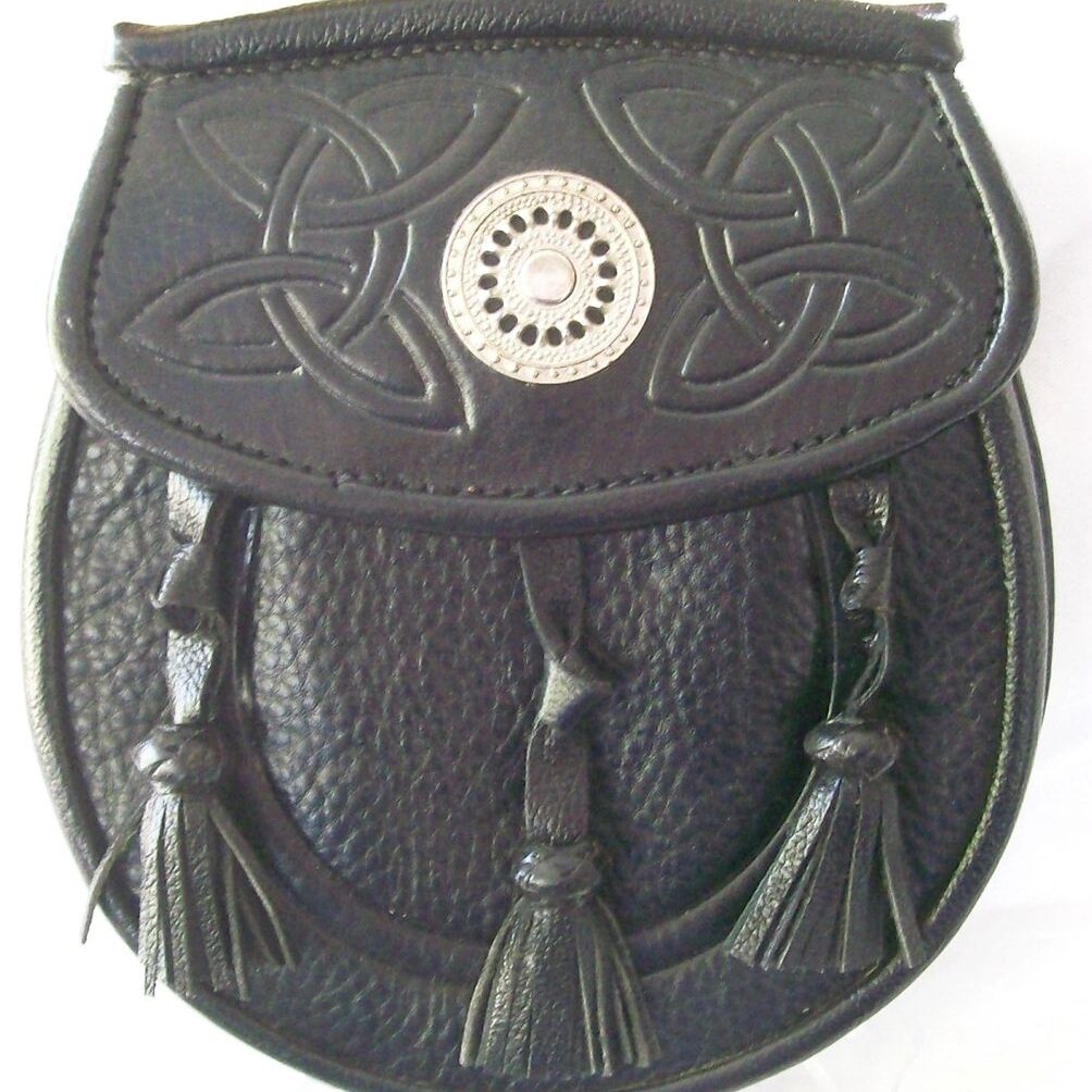 Celtic design sporran with silver button